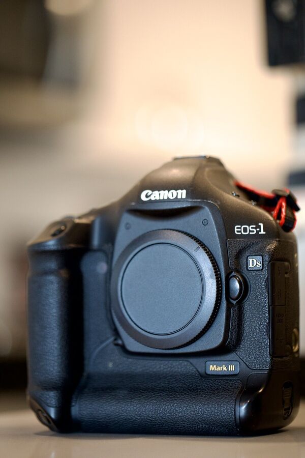 s-l900_ae937f8d-1c4c-492f-af1e-b06e42445436.jpg Canon EOS 1Ds Mark III 21MP Professional DSLR - Image 1